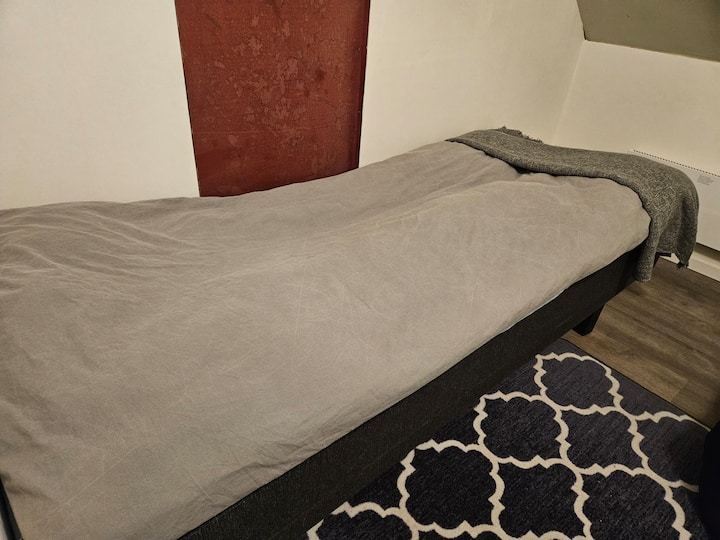 Ცალკე საძინებელი არ არის, მაგრამ კიბეზე, დარბაზში, ერთი საწოლია. 2 საძინებლის გარეთ.