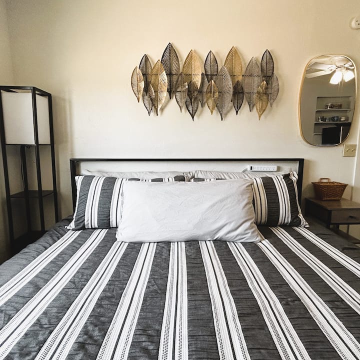 Bekväm king size-säng med king kuddar.