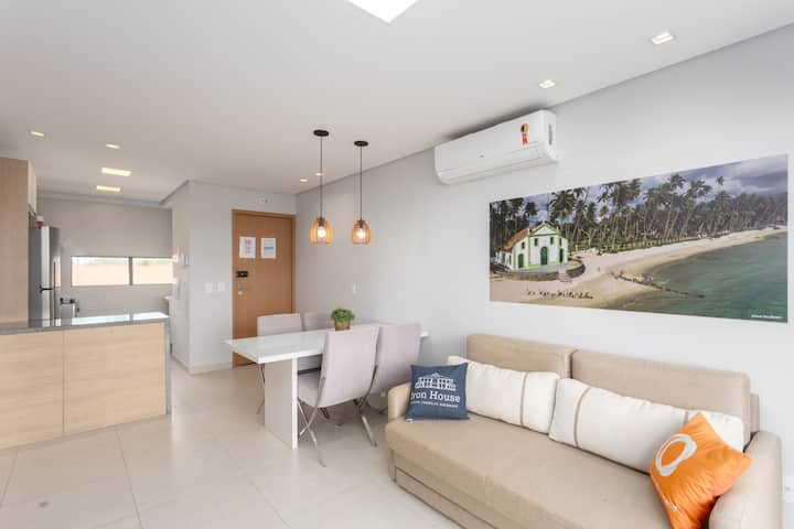 Მისაღები ოთახი გასაშლელი დივნით, სასადილო მაგიდით, კონდიციონერით, სმარტ-ტელევიზორით, უშუქო ფარდით.