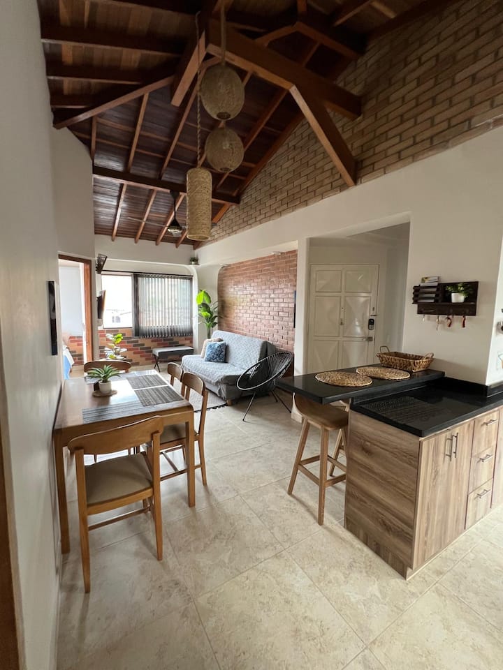 Bright & Clean Top Floor Medellín Apartment - Medellín