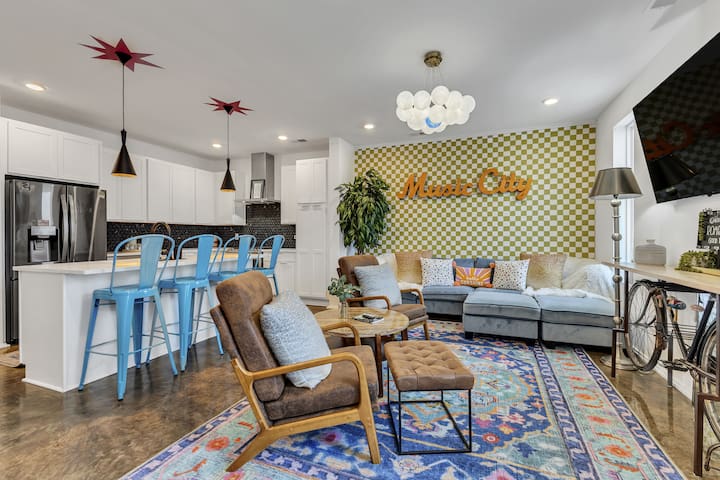 Heading South: 5min->Downtown! Rooftop+Artsy Decor