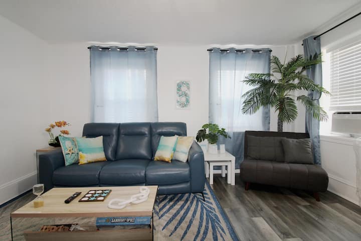 يمكن أن يتحول كرسي الاستلقاء الأزرق والأريكة الرمادية إلى سرير مزدوج. 