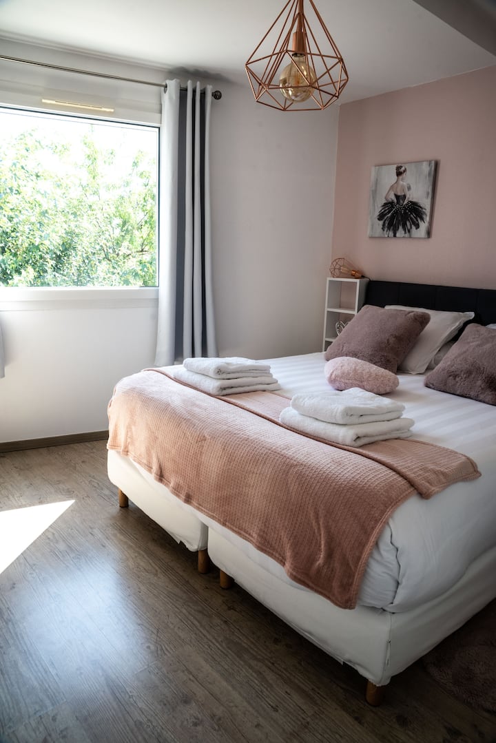 bedroom 1, bed 160X200, very large closet, driveway view and gardens of neighboring houses, south facing, large window, 4K HD TV large format. 