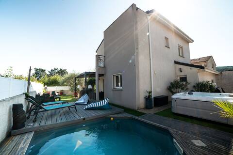La Maison de Jade & Spa, hot tub and pool