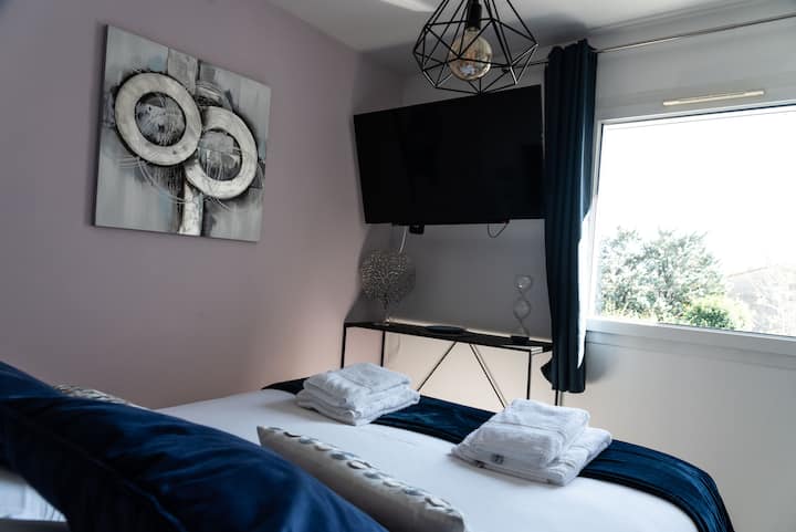 bedroom 2, bed 160X200, very large closet, view of driveway and gardens of neighboring houses, south facing, large window, 4K large format HD TV. 