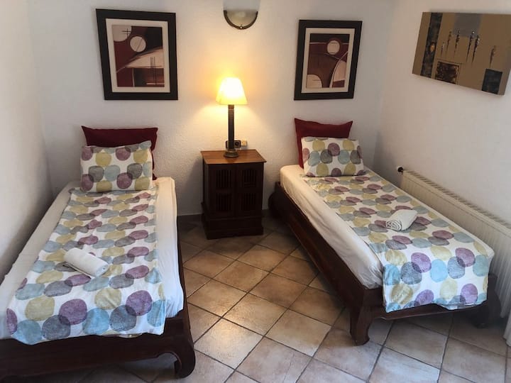 Soverom i hovedetasjen. Har eget bad med dusj. Utgang til terrasse. 