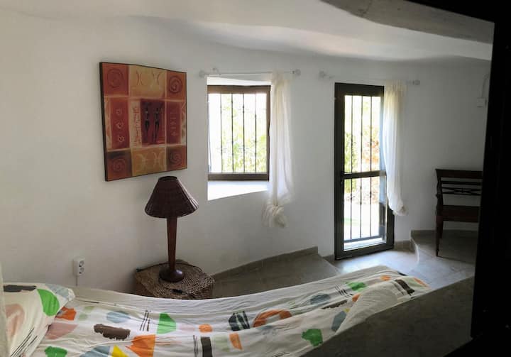 Soverom i underetasjen. Har tilgang til eget bad med dusj. Utgang til terrasse. 