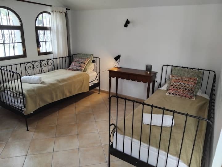 Soverommet ligger i toppetasjen. Har eget bad og privat terrasse ( med flott utsikt).