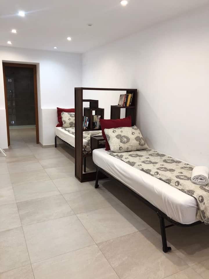 Stort soverom i underetasjen. Rommet har eget bad. 

Det er god plass til å sette inn ekstraseng. 