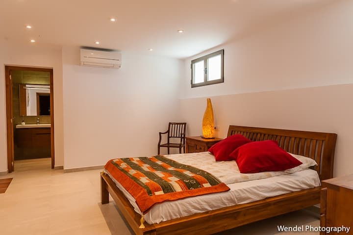 Stort soverom i underetasjen. Har eget bad med dusj. 