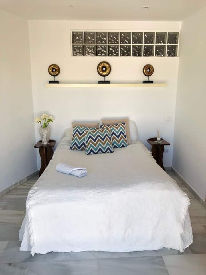 Soverom i casitaen. Har tilgang til eget bad og til terrasse.