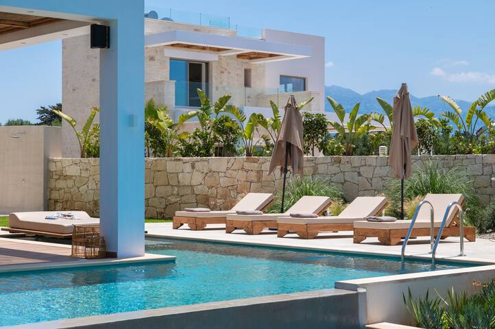 VillaLogari heated pool/jacuzzi/breakfast basket gallery image 3