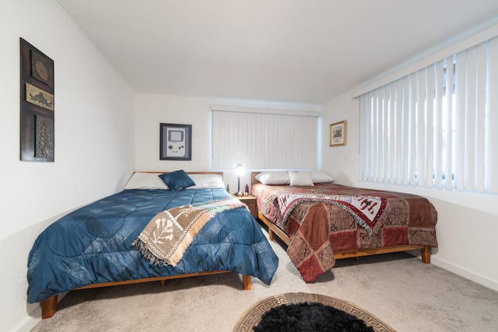 Допълнителни одеяла и закачалки в килера. 