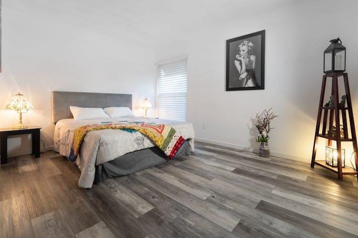 Допълнителни одеяла и закачалки в килера. 