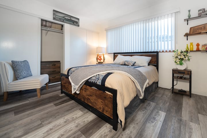 Допълнителни одеяла и закачалки в килера. 