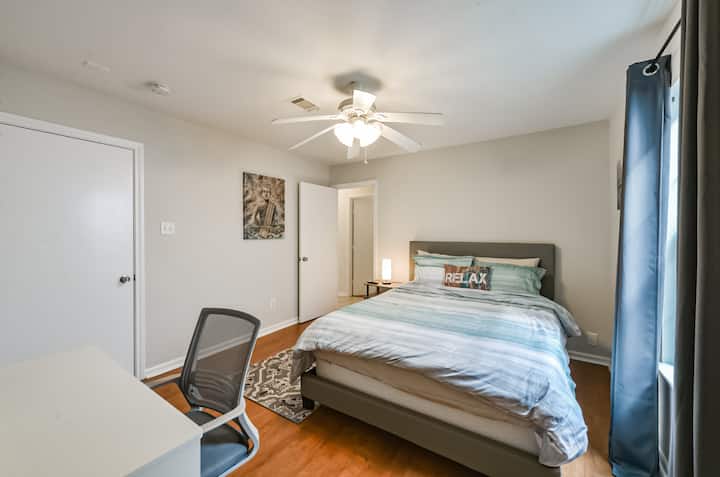 Camera da letto n. 2  con letto matrimoniale con scrivania/sedia e Smart TV!  Le nostre camere includono comodi letti con lenzuola di cotone!  La nostra casa con 3 letti/2ba si trova in posizione centrale!  Siamo a 5 minuti dal Texas Med Center e a 10 minuti dal centro di Houston/NRG Stadium.  