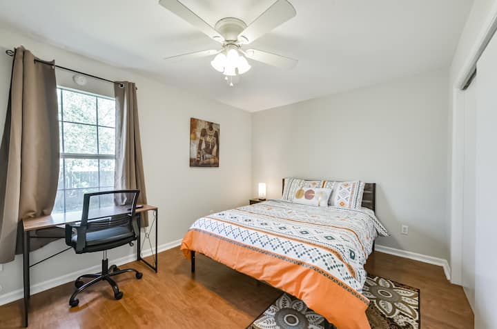 Camera da letto n. 1  con letto a due piazze, scrivania/sedia e Smart TV! e un bagno completo! Le nostre camere includono comodi letti con lenzuola di cotone!  