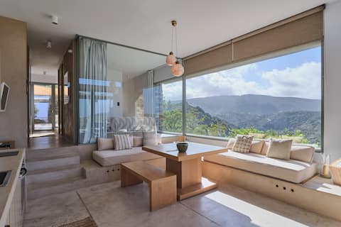 Valley Retreat with courtyard Hot Tub & Sea Views