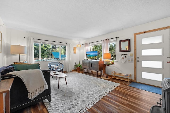 Kayaks & Sups! Walk To Beach! Pets Ok! Sleeps 2-4 - North Lake Tahoe, CA