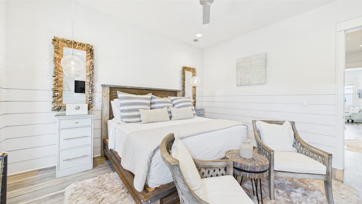 加大双人床卧室4 -智能电视-套房浴室和书桌区域