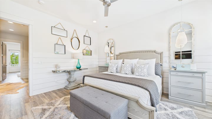 二楼加大双人床卧室，配备智能电视和套房浴室