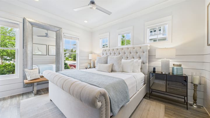 主楼加大双人床主卧 - 智能电视 - 带浴缸和淋浴的套房 