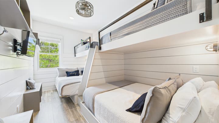 定制双层床房，每张床都有照明- 
King Bottom
标准双人床底部
2张双层床
双层床房可供6人入住 
如果您是一组4位成人情侣，每对情侣都可以拥有自己的加大双人床和套房浴室