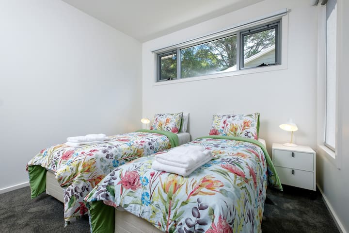 غرفة النوم الثانية في الطابق السفلي.
يمكن ضم السريرين الفرديين معًا لصنع سرير بحجم كوين كما هو موضح.