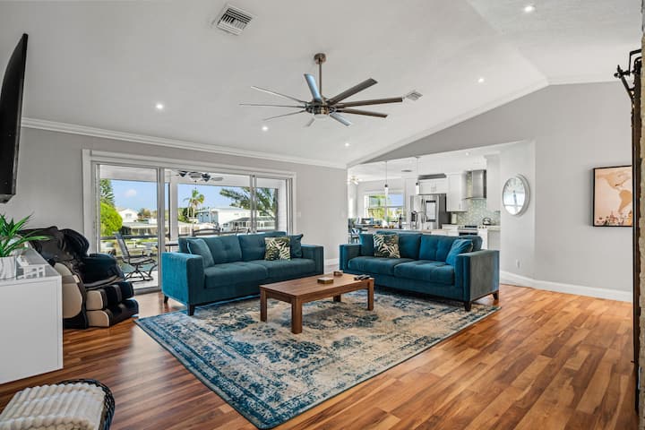 მასაჟის სკამი და 2 დედოფლის ზომის სერტა გამოიღეთ დივნები