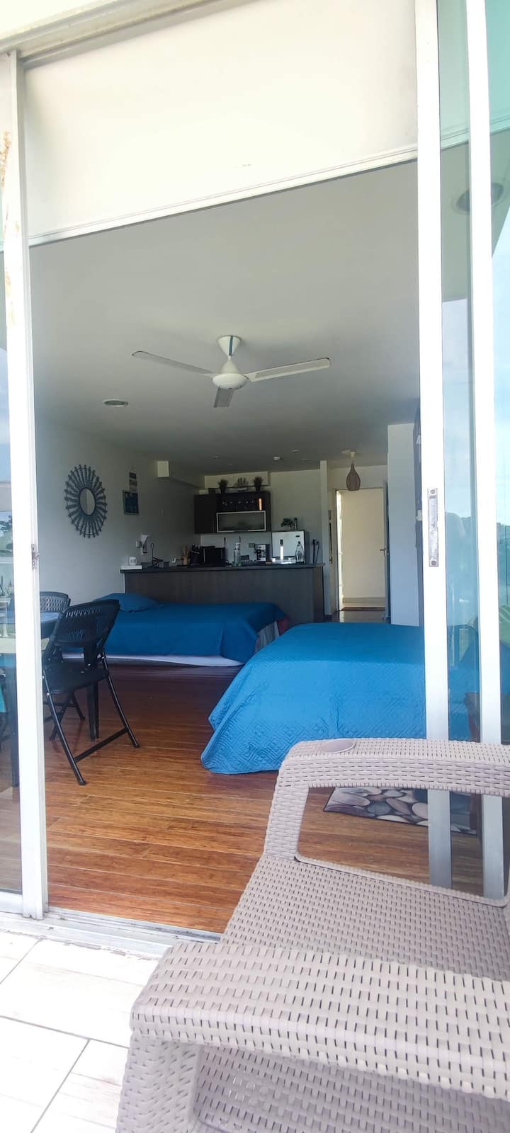 El hospedaje cuenta con cómodas camas que te brindan el mejor descanso