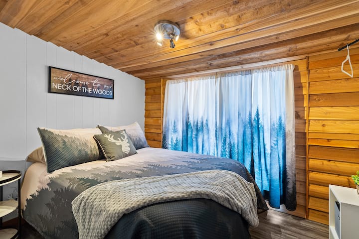 Deer Room ~ Queen Sealy Posturepedic plus mattress w/ memory foam cooling pillows & alarm clock w/ nightlight & sound machine