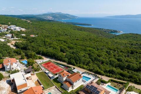 Villa Anatai w/sauna, heated pool & tennis court