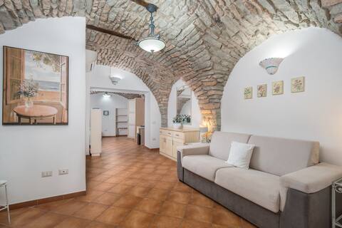 Bosa Queen House Family Room