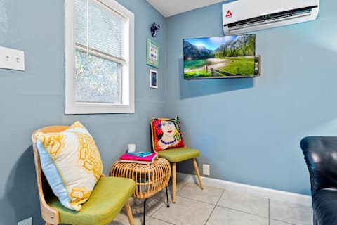 Top Airbnb: Private GuestHouse, King Bed-Patio with Dog Fence in Near Northwest