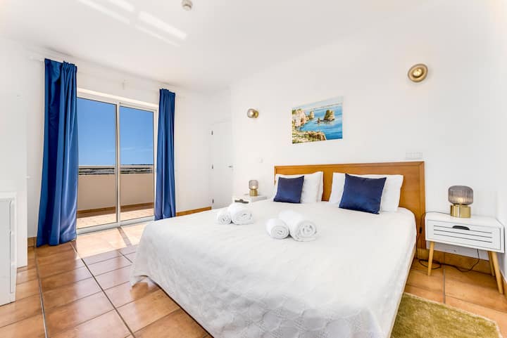 ห้องนอนพร้อมระเบียง	 - หนึ่งในห้องนอนมีระเบียงส่วนตัวพร้อมวิวทะเลที่สวยงามบนขอบฟ้าให้บรรยากาศที่เงียบสงบและสวยงามสำหรับการพักผ่อน			