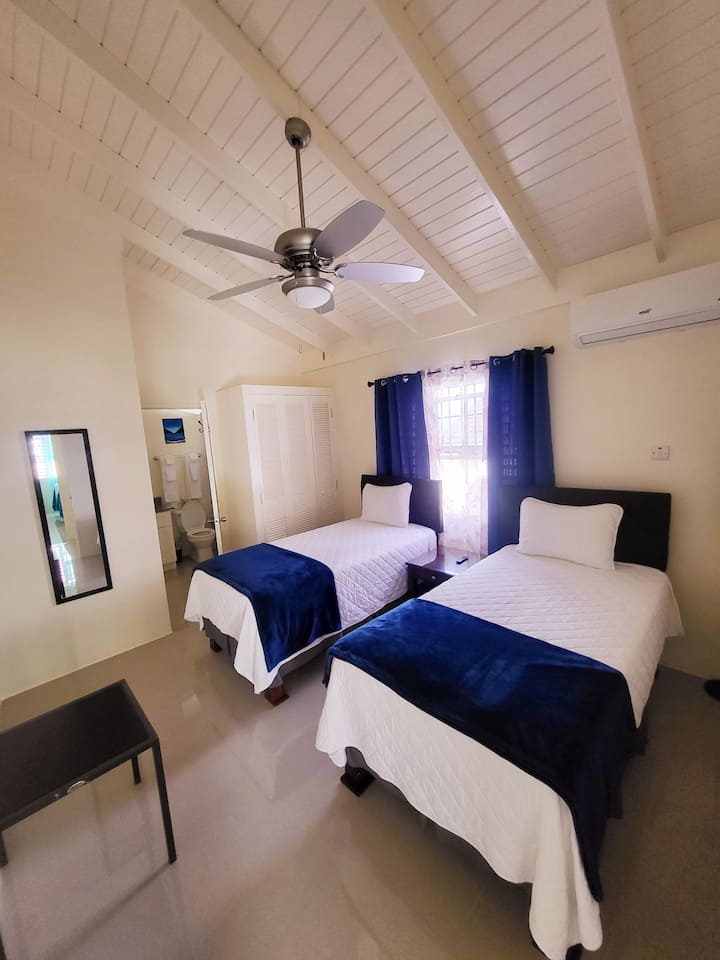 Dhomë gjumi e pasme me dy krevate dopio.