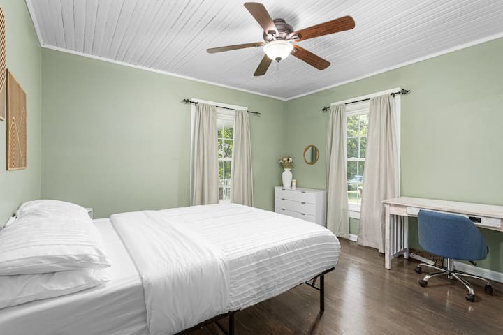 سرير بحجم كوين مع مرتبة ميموري فوم ومكتب أبيض وخزانة