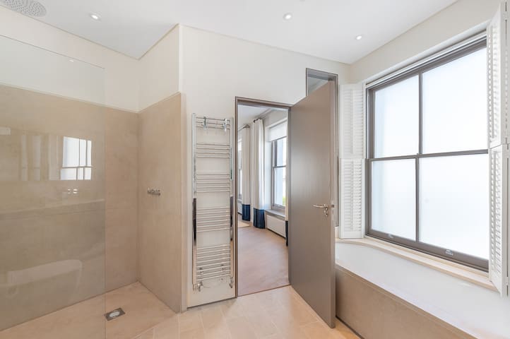 New Refurbishment w AC and Roof Terrace nr Portobe