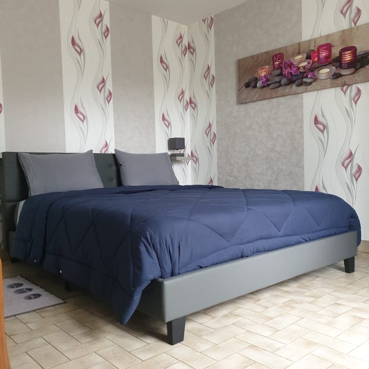 Chumba cha kulala cha sakafu ya chini chenye ufikiaji wa moja kwa moja wa bafu. Kitanda 160*200