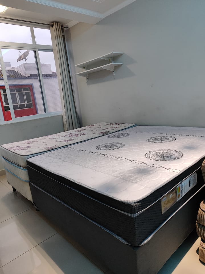 Izba s dvojlôžkovým boxom, jednolôžkovou izbou a 1 matracom navyše.