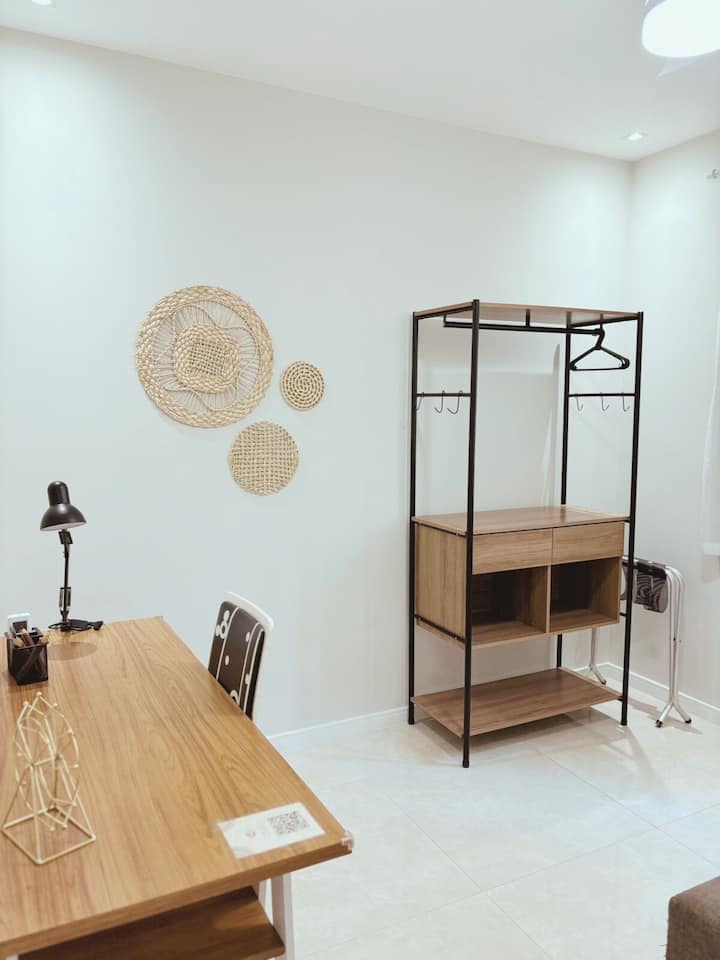 Tree-lined street view. Office that accommodates up to 2 guests on the double sofa-bed. Plaçóis de single and/or couple, pillows,  blankets and/or bedspreads properly sanitized and passed in the reserved quantity.
