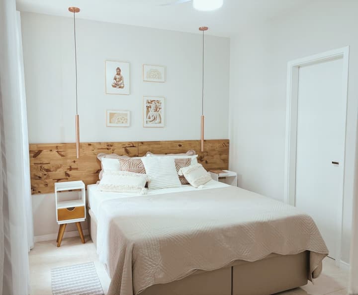 Tree-lined street view. Suite with a closet that accommodates up to 2 guests in this room. Plaçóis de single and/or couple, pillows,  blankets and/or bedspreads properly sanitized and passed in the reserved quantity.