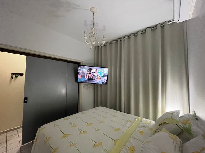 غرفتا نوم بسرير بحجم كوين جديد وتلفزيون LED 46بوصة مع جهاز Chromecast وتكييف هواء منفصل.