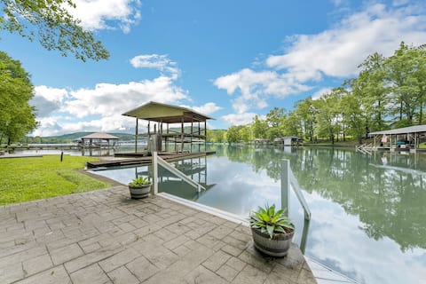 6BR Lake Front - Boathouse - Dock - Screened Porch
