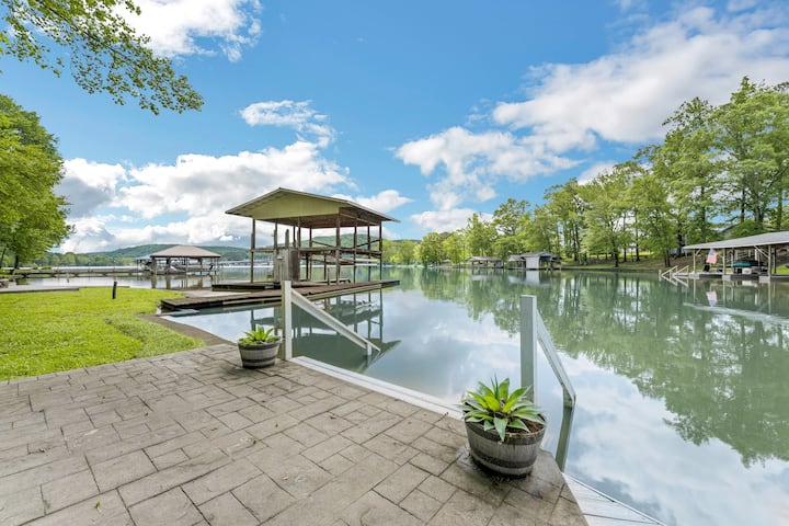 6BR Lake Front - Boathouse - Dock - Screened Porch