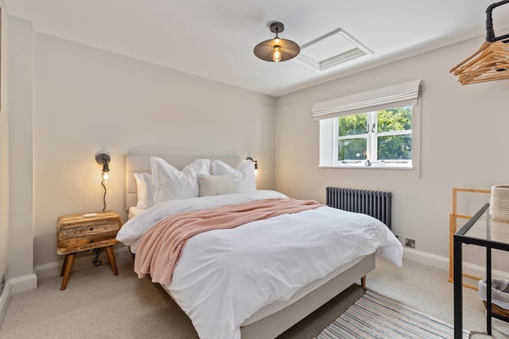 Bedroom 2 - The Second Double
A king-size bed in a well-appointed room, perfect for couples or guests who appreciate a generous night's sleep.