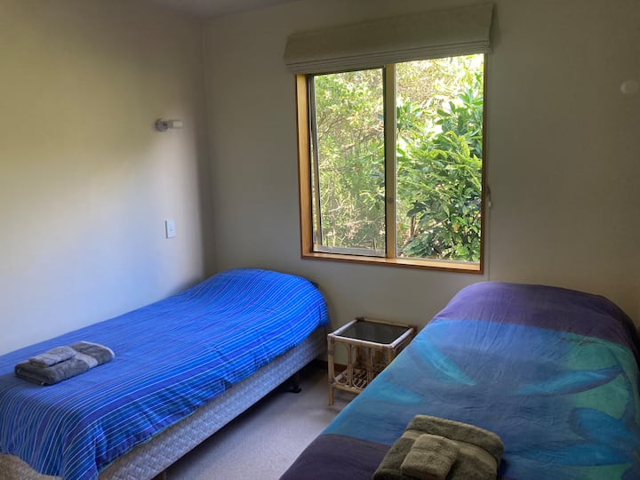 El dormitorio 2 tiene dos camas individuales. 
Una sola persona tiene un ancho estándar de 90 cm. 
El segundo single tiene 80 cm de ancho y menos. Puede que no sea adecuado para un adulto más grande.