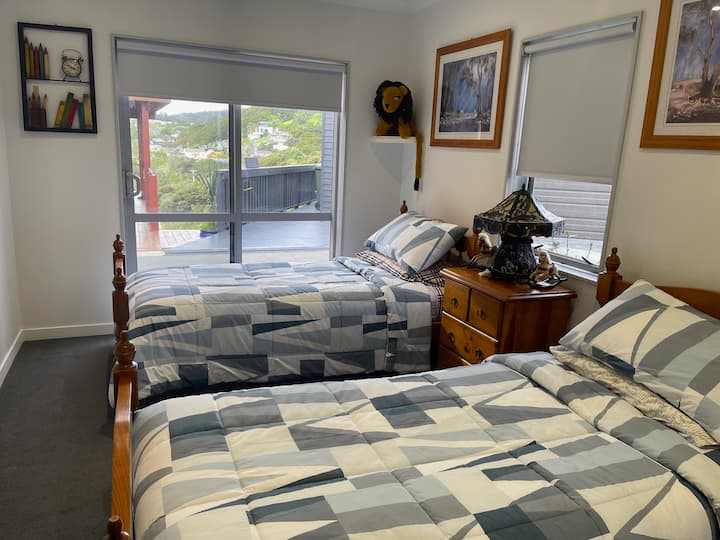 Ერთადგილიანი საწოლები. საზიარო სააბაზანო საძინებელთან2.