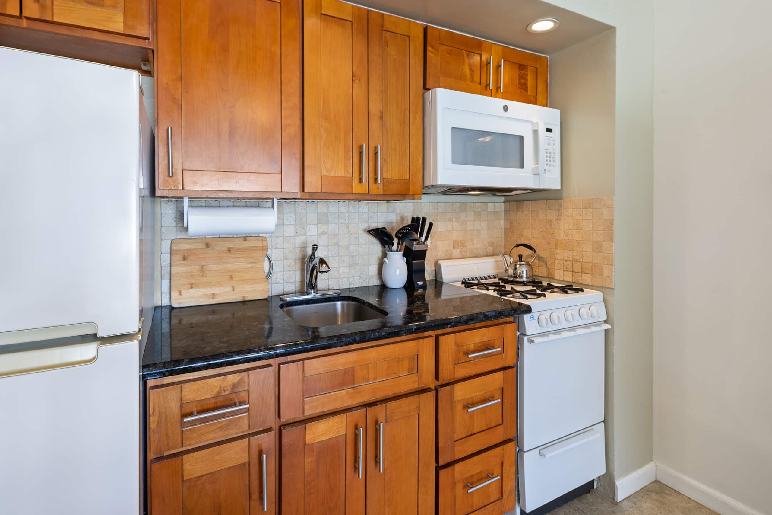 Condo in Honolulu · ★4.83 · Studio · 1 bed · 1 bath - Image 7