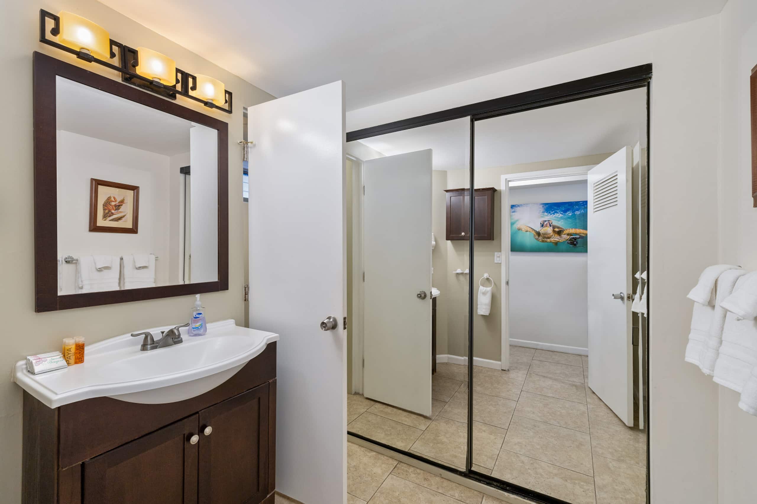 Condo in Honolulu · ★4.83 · Studio · 1 bed · 1 bath - Image 8